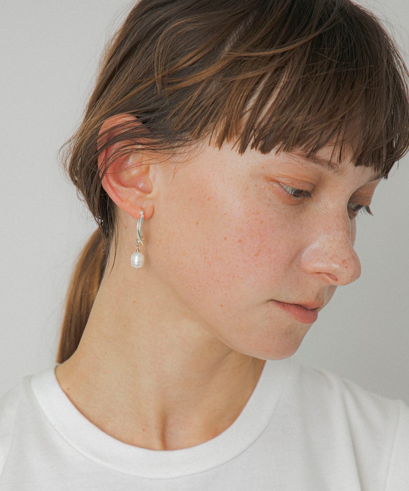 Pearl hook pierced earrings
