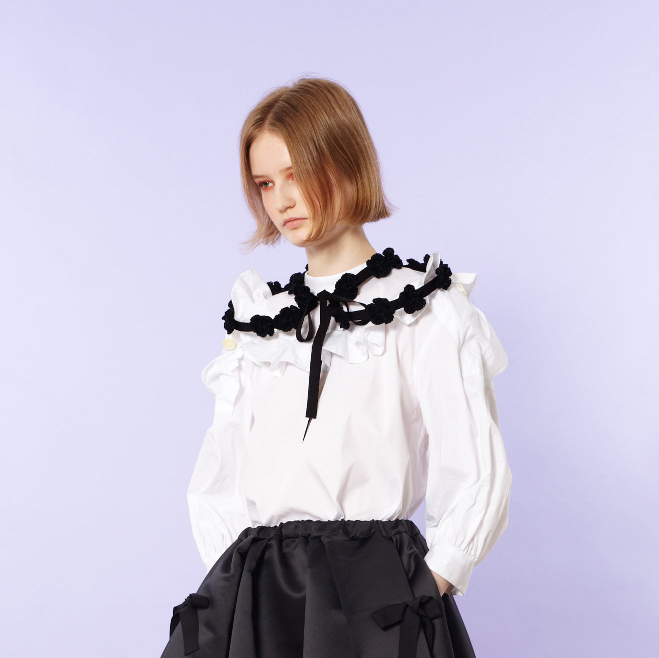 Wire-attached collar with crocheted flowers