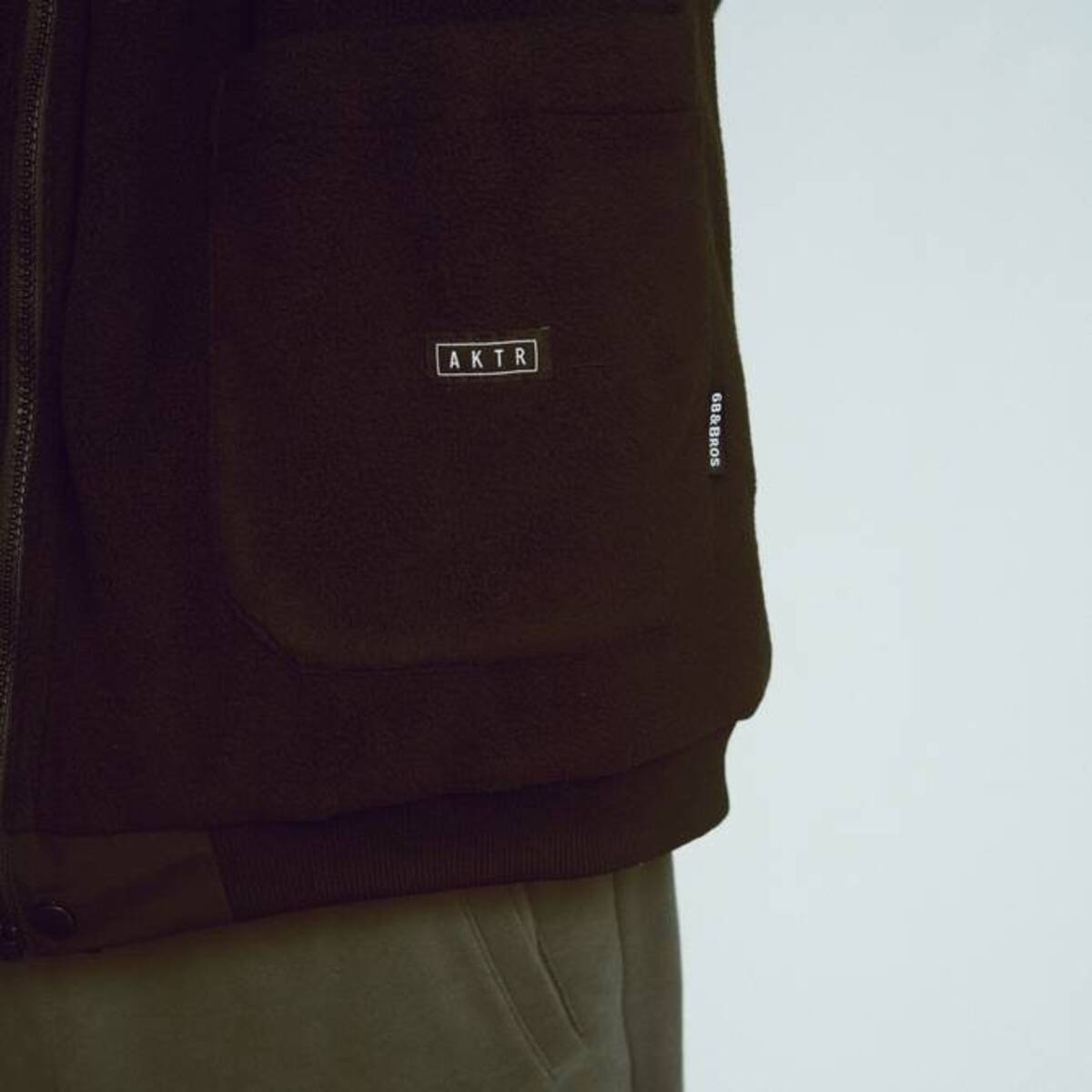 68xAKTR REV FLEECE VEST JACKET