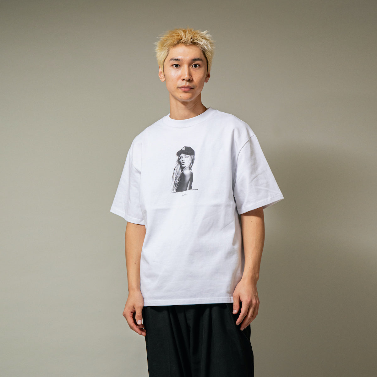 ”Seductive Gaze” T-shirt