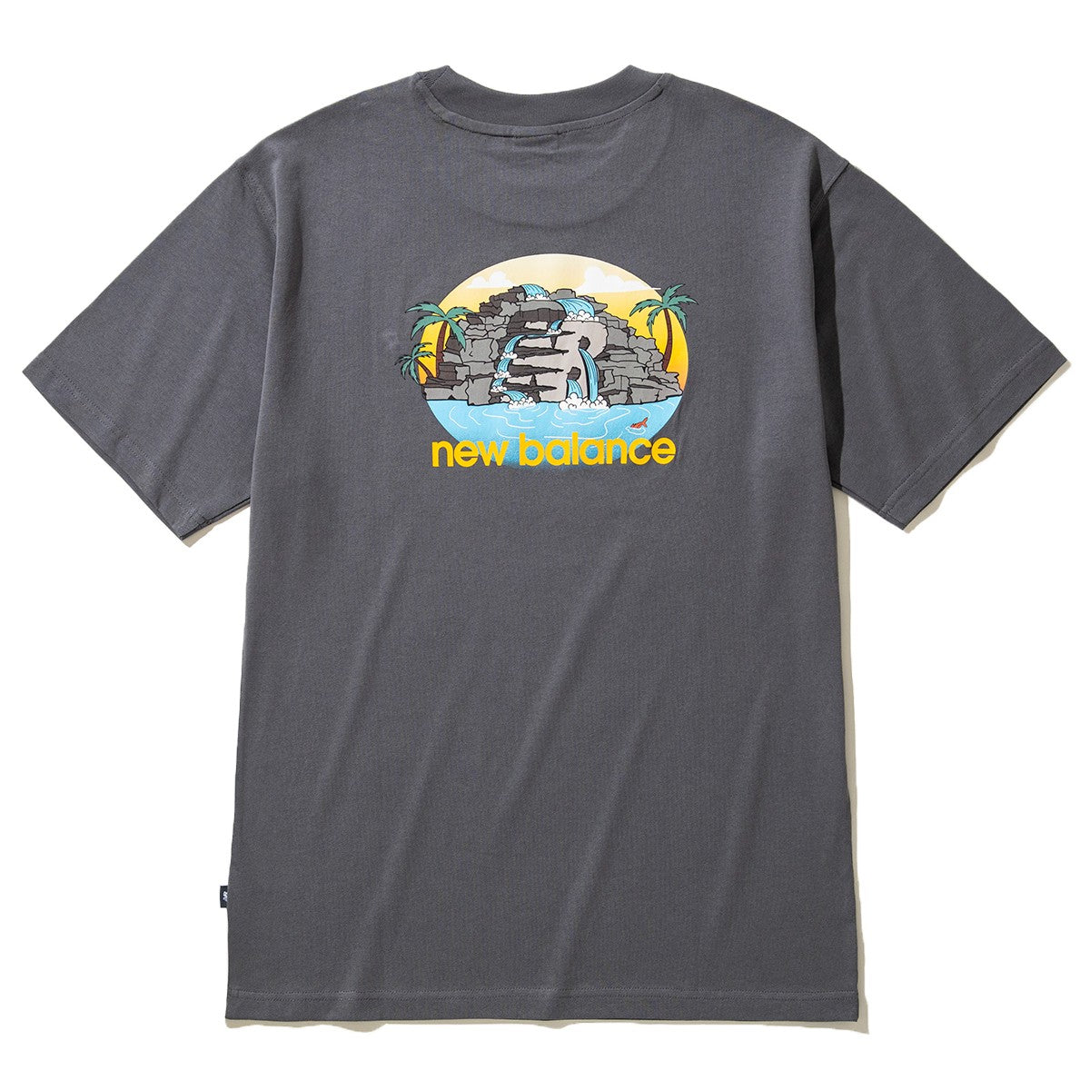New Balance QTM RESORT T-SHIRT ニューバランス QTM リゾート Tシャツ MT51661【メンズ 半袖Tシャツ ロゴ グラフィック リラックスフィット 25SS】