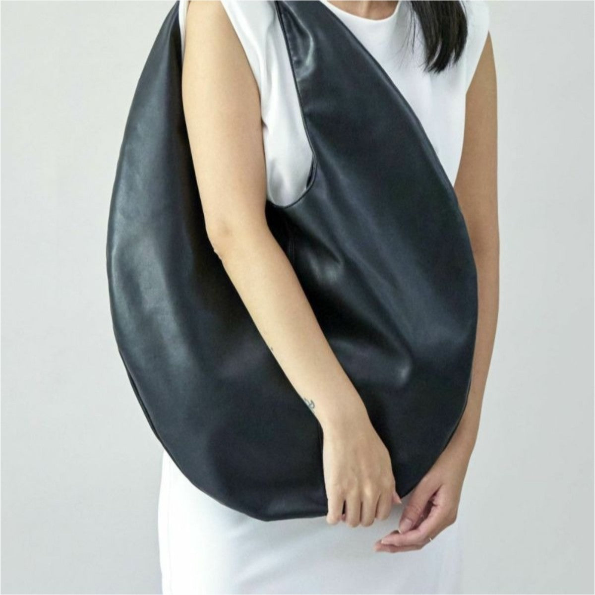 LE VERNIS Sculpture bag M ル・ベルニ スカルプチャー バッグ M 234-210514【レディース 大容量バッグ 通勤コーデ おしゃれハンドル ノートPC対応 内ポケット付き 開け口広め 25SS】