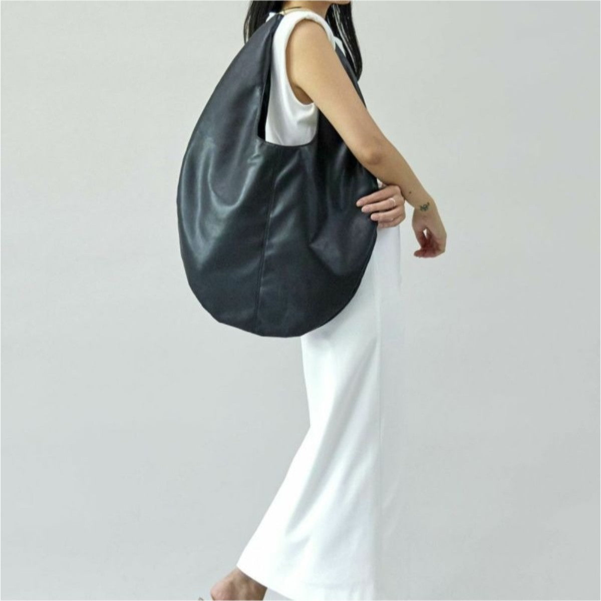 LE VERNIS Sculpture bag M ル・ベルニ スカルプチャー バッグ M 234-210514【レディース 大容量バッグ 通勤コーデ おしゃれハンドル ノートPC対応 内ポケット付き 開け口広め 25SS】