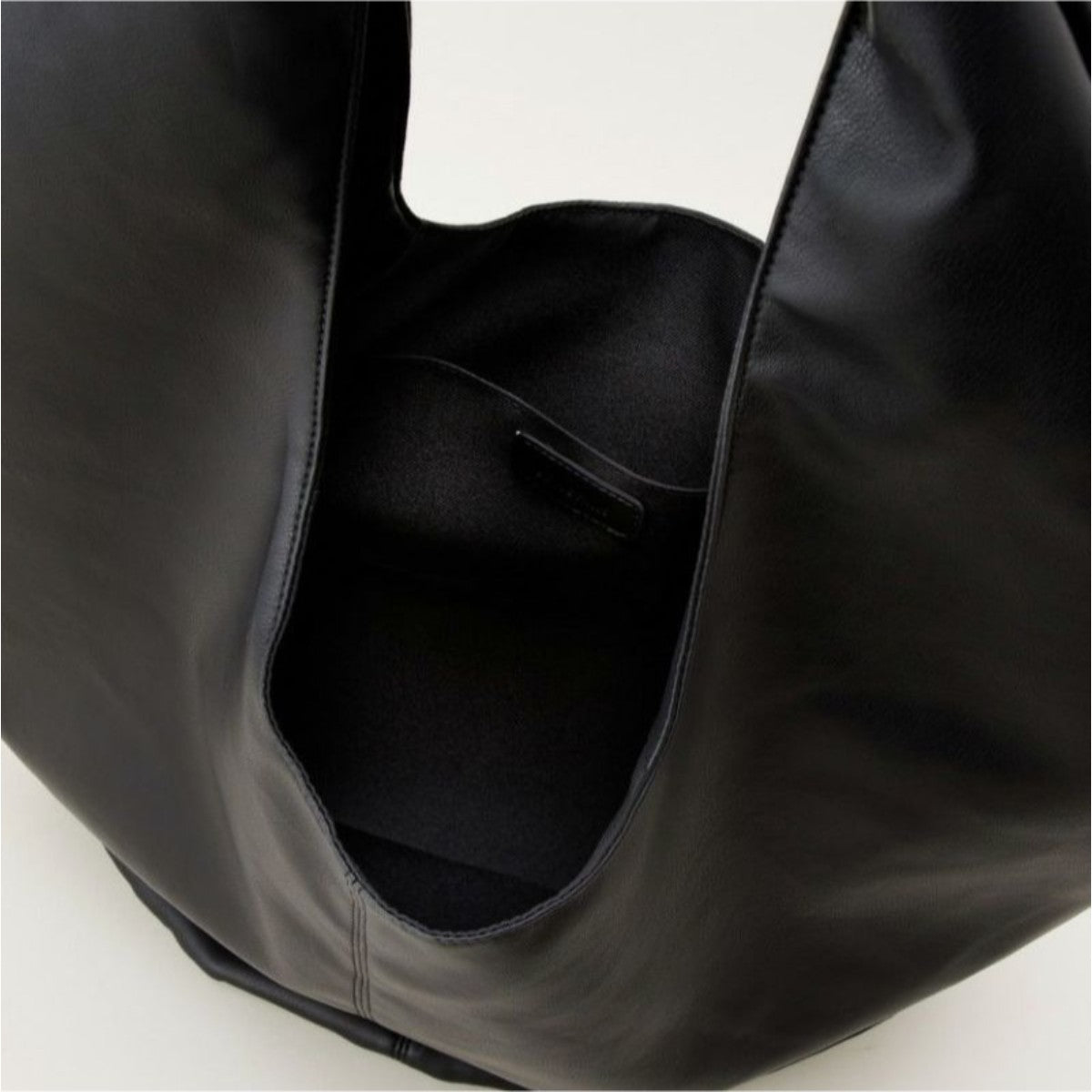 LE VERNIS Sculpture bag M ル・ベルニ スカルプチャー バッグ M 234-210514【レディース 大容量バッグ 通勤コーデ おしゃれハンドル ノートPC対応 内ポケット付き 開け口広め 25SS】