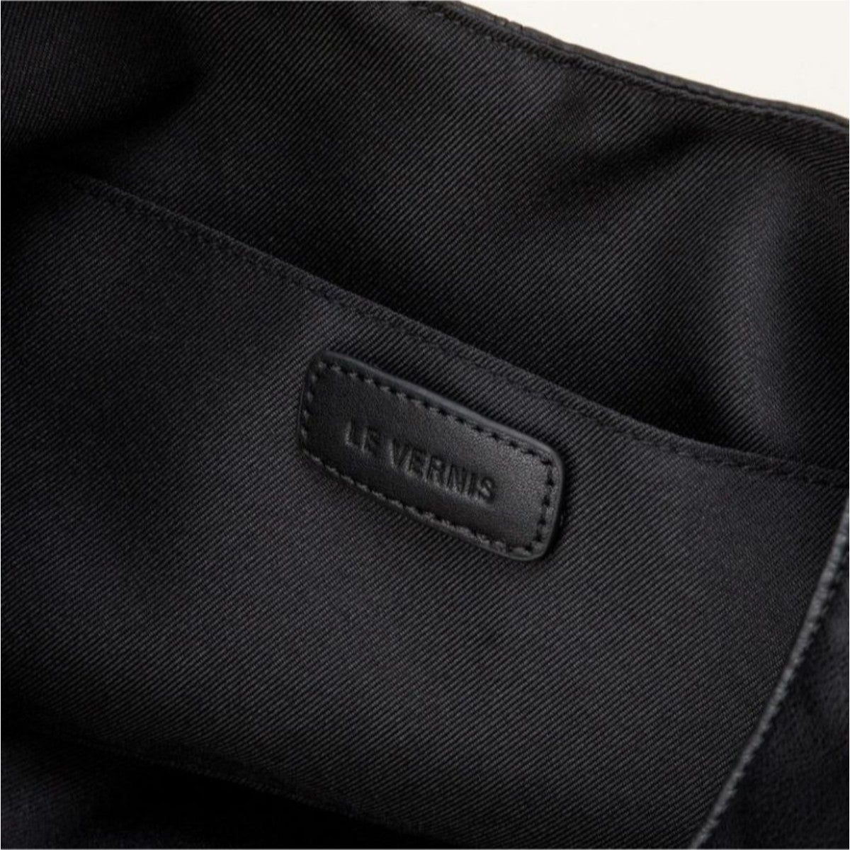 LE VERNIS Sculpture bag M ル・ベルニ スカルプチャー バッグ M 234-210514【レディース 大容量バッグ 通勤コーデ おしゃれハンドル ノートPC対応 内ポケット付き 開け口広め 25SS】