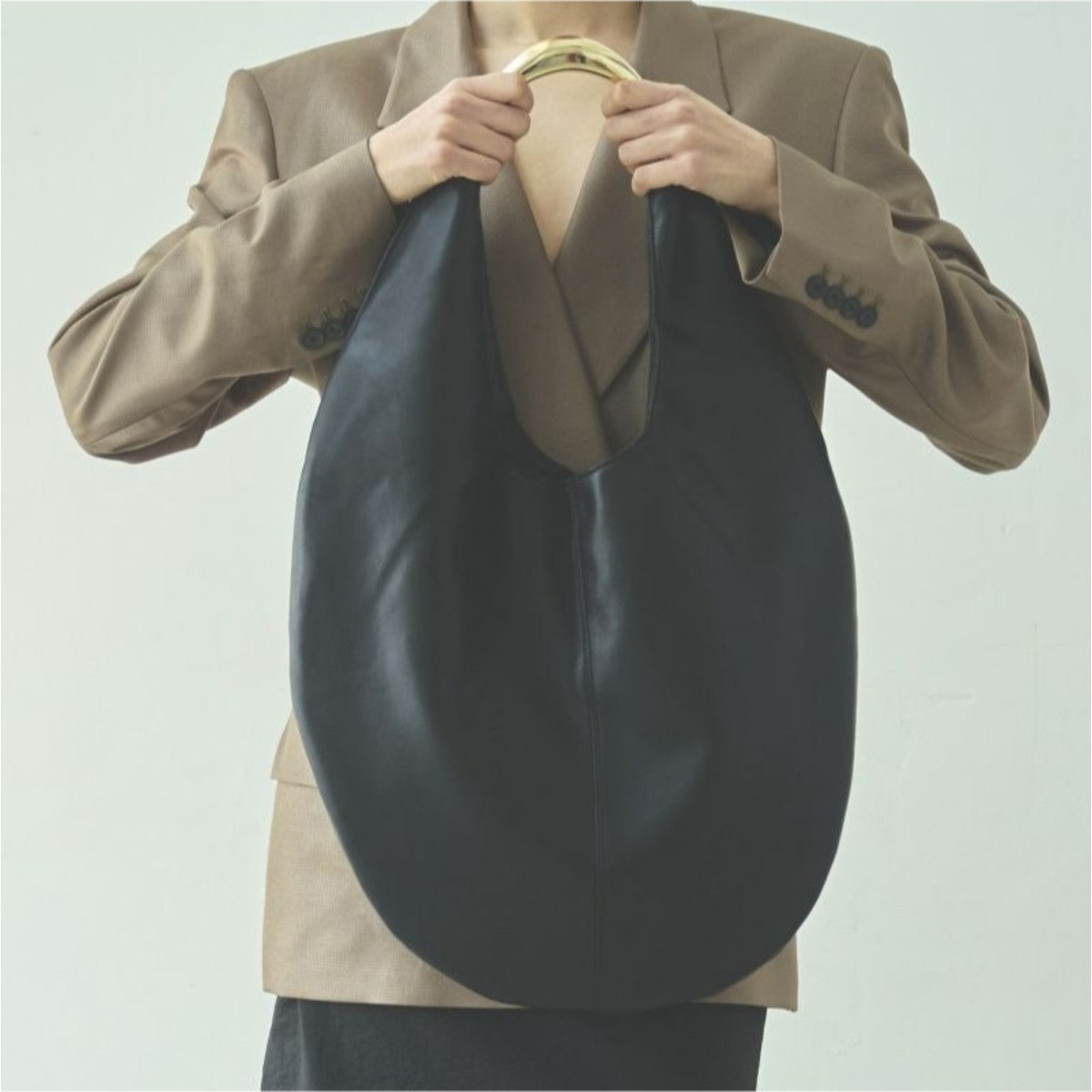 LE VERNIS Sculpture bag M ル・ベルニ スカルプチャー バッグ M 234-210514【レディース 大容量バッグ 通勤コーデ おしゃれハンドル ノートPC対応 内ポケット付き 開け口広め 25SS】