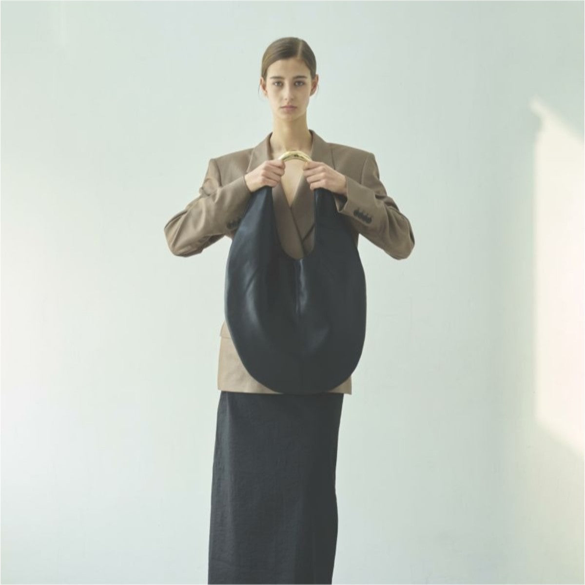 LE VERNIS Sculpture bag M ル・ベルニ スカルプチャー バッグ M 234-210514【レディース 大容量バッグ 通勤コーデ おしゃれハンドル ノートPC対応 内ポケット付き 開け口広め 25SS】