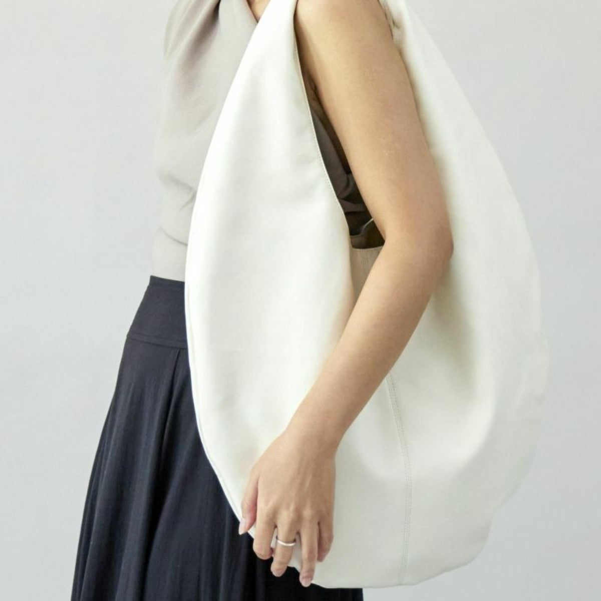 LE VERNIS Sculpture bag M ル・ベルニ スカルプチャー バッグ M 234-210514【レディース 大容量バッグ 通勤コーデ おしゃれハンドル ノートPC対応 内ポケット付き 開け口広め 25SS】