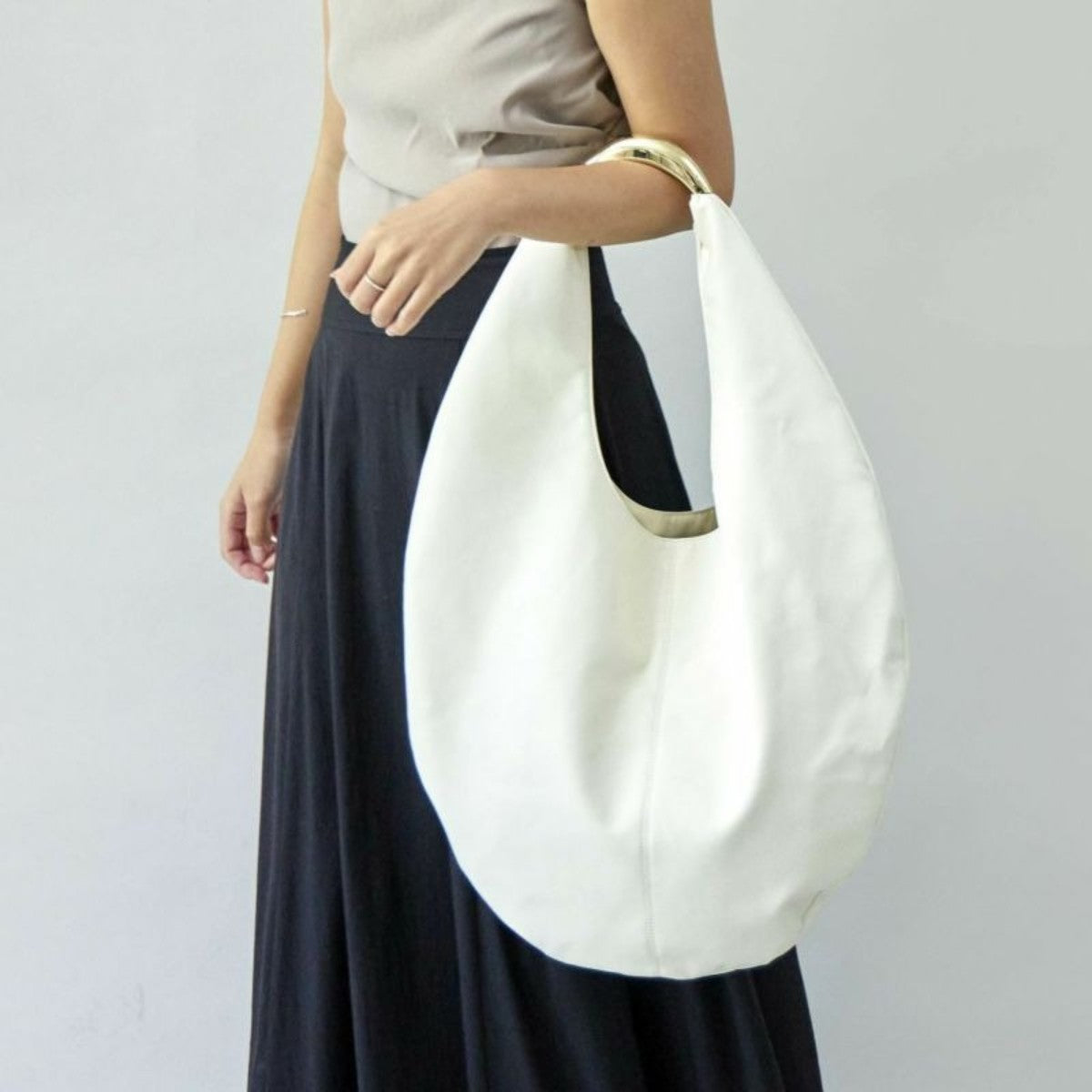 LE VERNIS Sculpture bag M ル・ベルニ スカルプチャー バッグ M 234-210514【レディース 大容量バッグ 通勤コーデ おしゃれハンドル ノートPC対応 内ポケット付き 開け口広め 25SS】