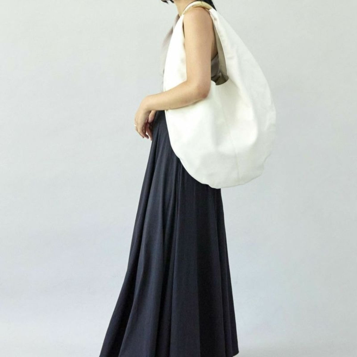 LE VERNIS Sculpture bag M ル・ベルニ スカルプチャー バッグ M 234-210514【レディース 大容量バッグ 通勤コーデ おしゃれハンドル ノートPC対応 内ポケット付き 開け口広め 25SS】