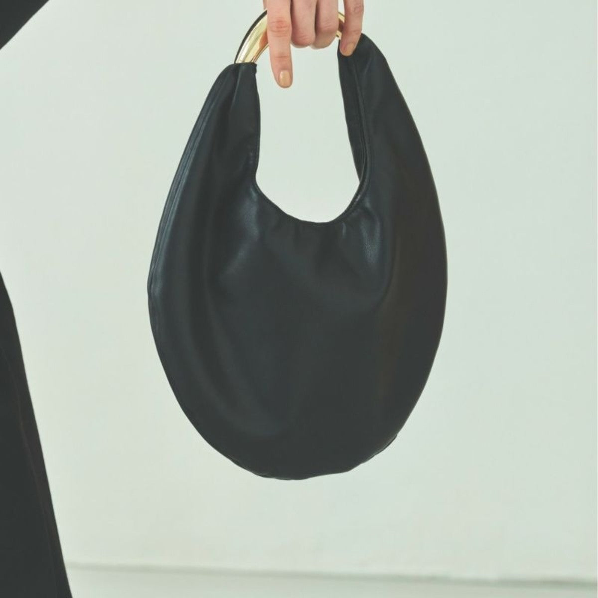 LE VERNIS Sculpture bag S ル・ベルニ スカルプチャー バッグ S 234-210515【レディース デイリーバッグ おしゃれハンドル マグネット開閉 ペットボトル収納 コンパクトサイズ シンプルデザイン 25SS】