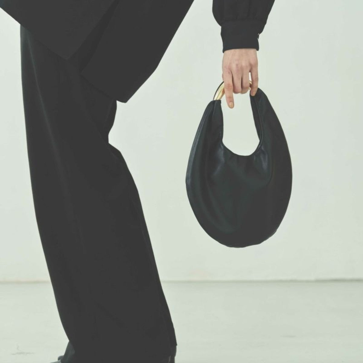 LE VERNIS Sculpture bag S ル・ベルニ スカルプチャー バッグ S 234-210515【レディース デイリーバッグ おしゃれハンドル マグネット開閉 ペットボトル収納 コンパクトサイズ シンプルデザイン 25SS】