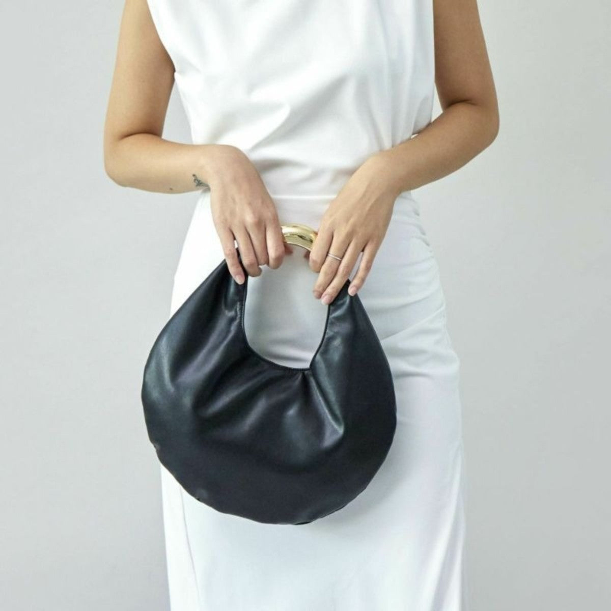 LE VERNIS Sculpture bag S ル・ベルニ スカルプチャー バッグ S 234-210515【レディース デイリーバッグ おしゃれハンドル マグネット開閉 ペットボトル収納 コンパクトサイズ シンプルデザイン 25SS】