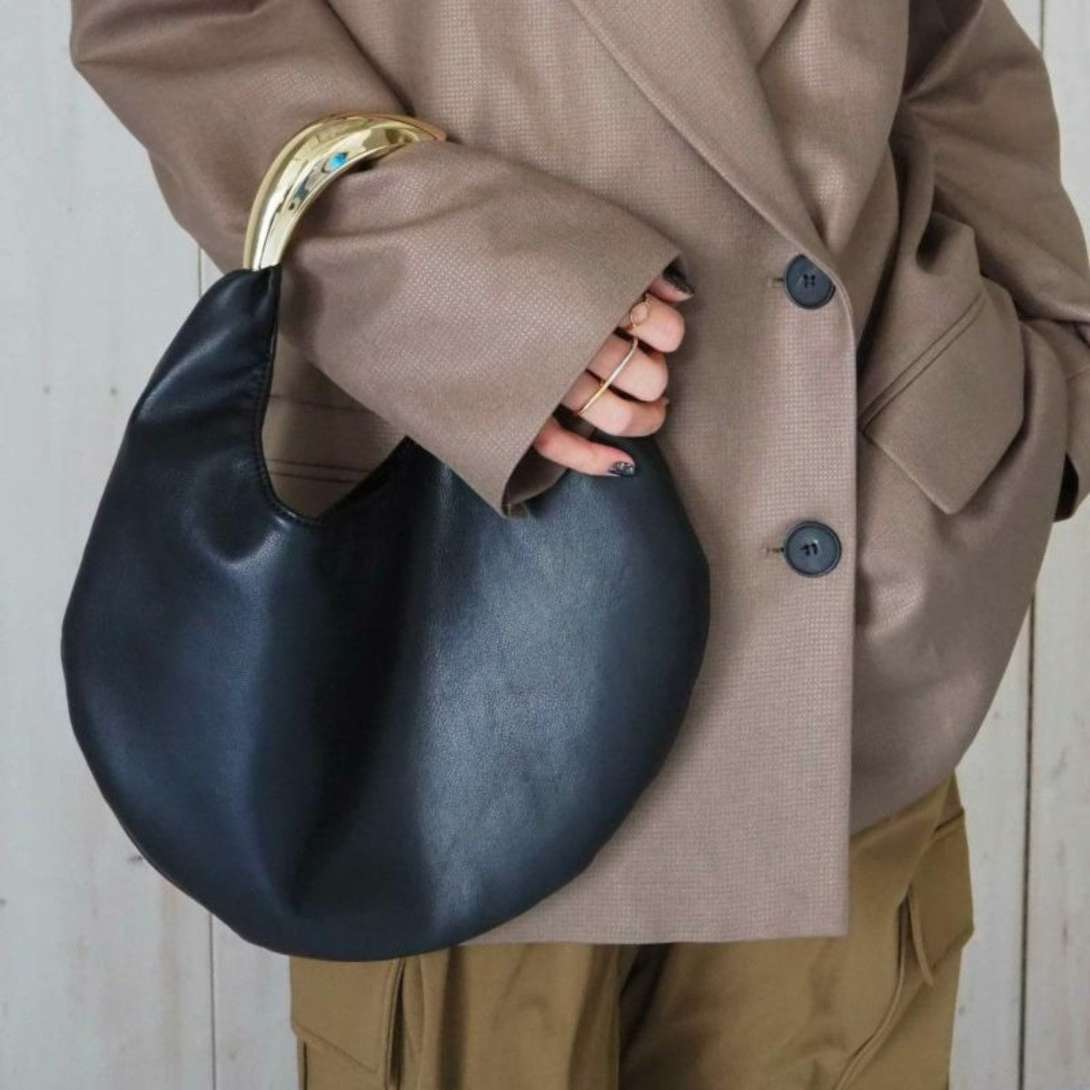 LE VERNIS Sculpture bag S ル・ベルニ スカルプチャー バッグ S 234-210515【レディース デイリーバッグ おしゃれハンドル マグネット開閉 ペットボトル収納 コンパクトサイズ シンプルデザイン 25SS】