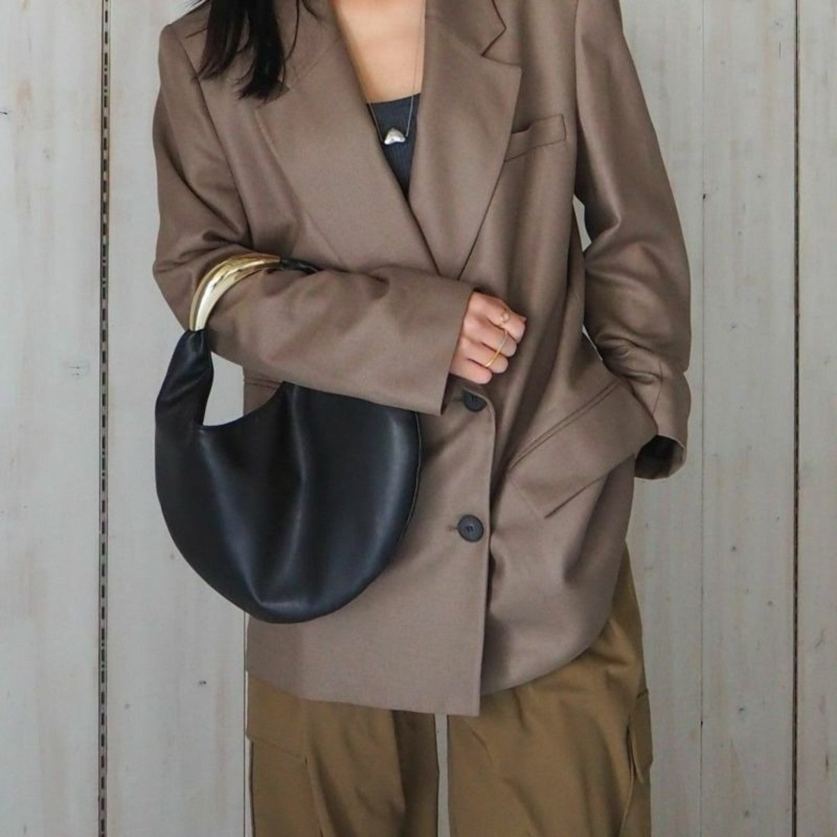 LE VERNIS Sculpture bag S ル・ベルニ スカルプチャー バッグ S 234-210515【レディース デイリーバッグ おしゃれハンドル マグネット開閉 ペットボトル収納 コンパクトサイズ シンプルデザイン 25SS】