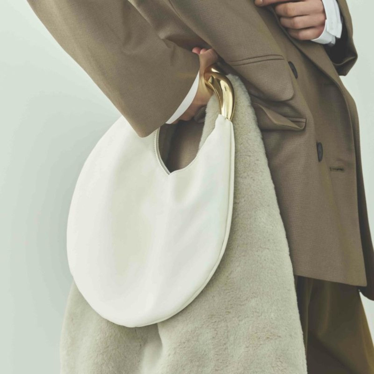 LE VERNIS Sculpture bag S ル・ベルニ スカルプチャー バッグ S 234-210515【レディース デイリーバッグ おしゃれハンドル マグネット開閉 ペットボトル収納 コンパクトサイズ シンプルデザイン 25SS】