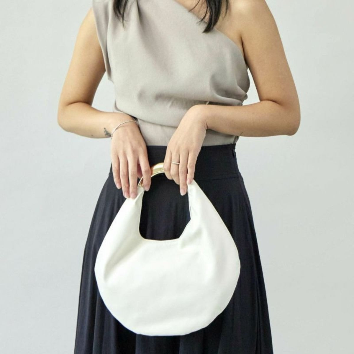 LE VERNIS Sculpture bag S ル・ベルニ スカルプチャー バッグ S 234-210515【レディース デイリーバッグ おしゃれハンドル マグネット開閉 ペットボトル収納 コンパクトサイズ シンプルデザイン 25SS】