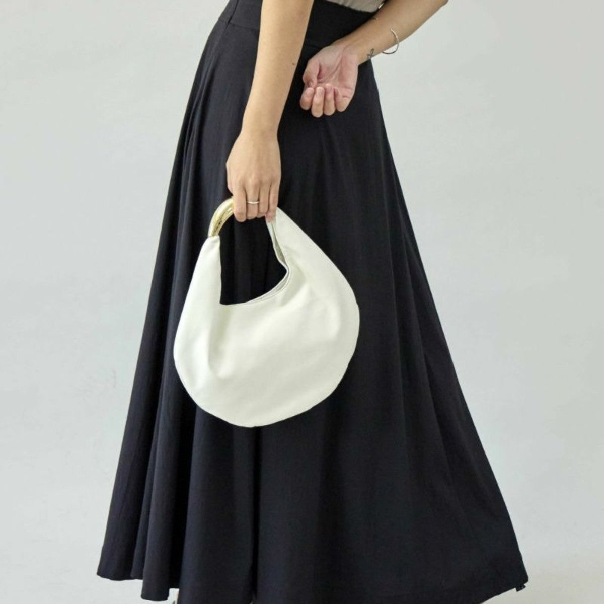 LE VERNIS Sculpture bag S ル・ベルニ スカルプチャー バッグ S 234-210515【レディース デイリーバッグ おしゃれハンドル マグネット開閉 ペットボトル収納 コンパクトサイズ シンプルデザイン 25SS】