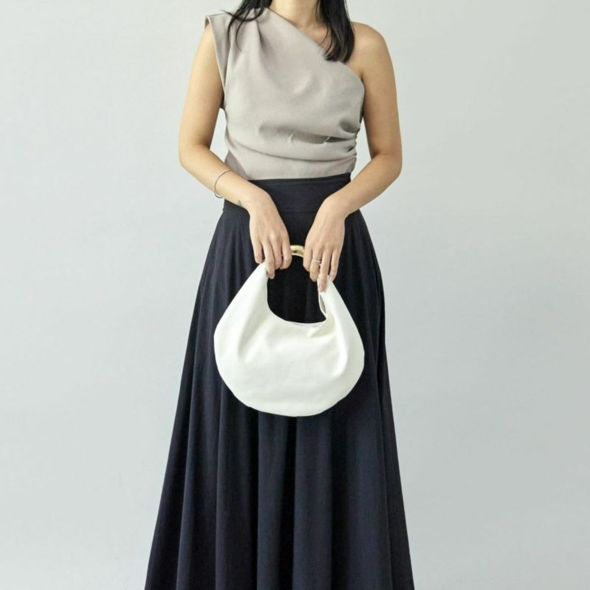 LE VERNIS Sculpture bag S ル・ベルニ スカルプチャー バッグ S 234-210515【レディース デイリーバッグ おしゃれハンドル マグネット開閉 ペットボトル収納 コンパクトサイズ シンプルデザイン 25SS】