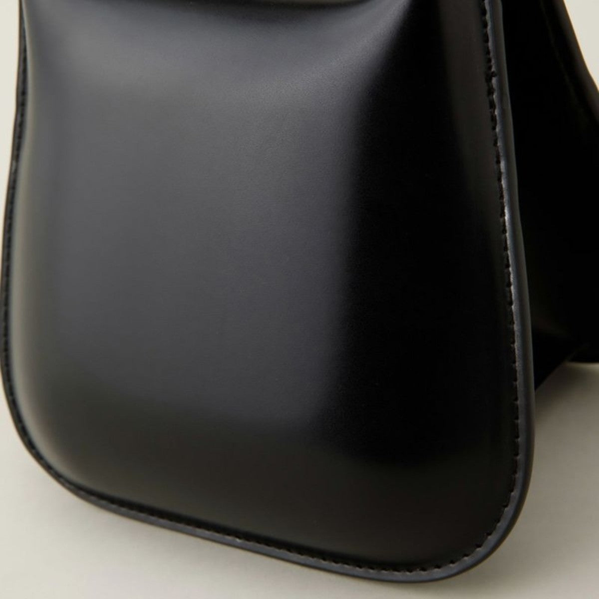 LE VERNIS Poire ornement mini ル・ベルニ ポワール オーナメント ミニ 242-210518【レディース ショルダーバッグ ユニークデザイン チェーンショルダー コンパクトサイズ 自立バッグ 25SS】