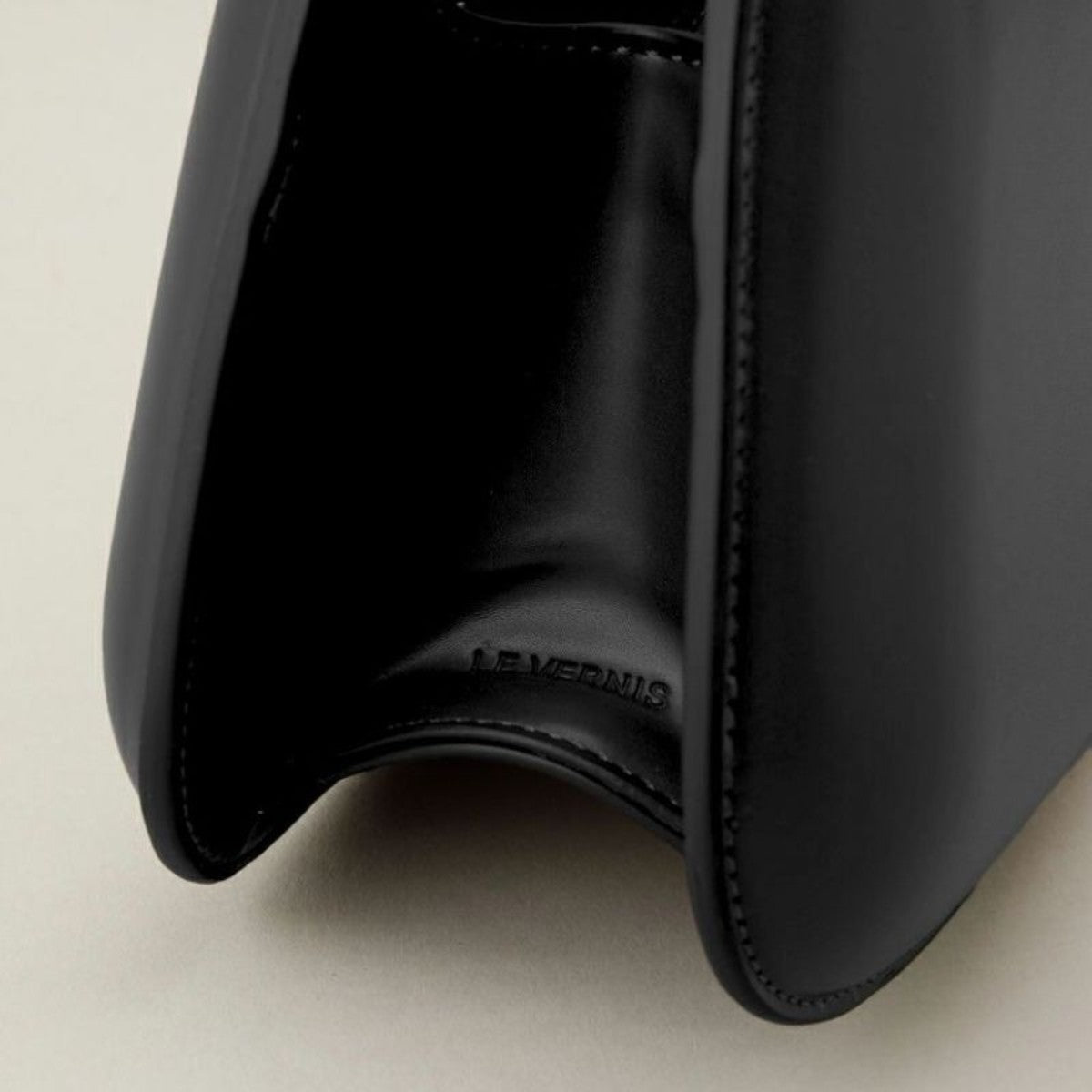 LE VERNIS Poire ornement bag ル・ベルニ ポワール オーナメント バッグ 242-210522【レディース ショルダーバッグ ユニークシルエット おしゃれデザイン 自立バッグ スマホ収納OK 取り外しショルダー 25SS】