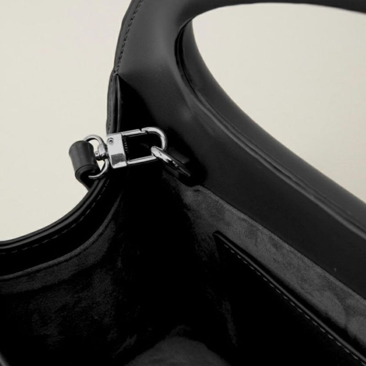 LE VERNIS Poire ornement bag ル・ベルニ ポワール オーナメント バッグ 242-210522【レディース ショルダーバッグ ユニークシルエット おしゃれデザイン 自立バッグ スマホ収納OK 取り外しショルダー 25SS】