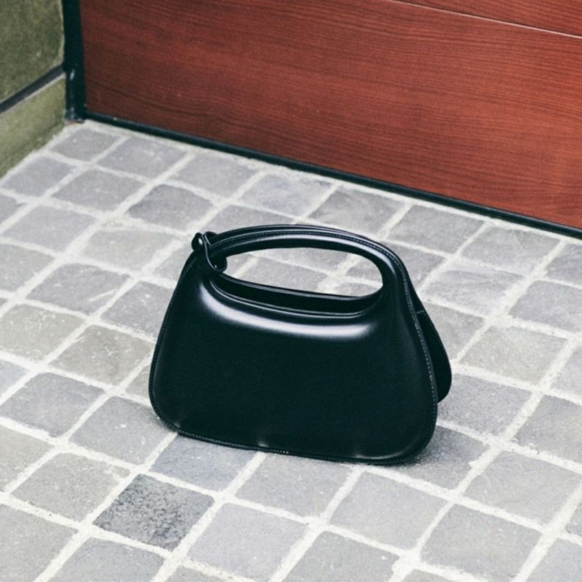 LE VERNIS Poire ornement bag ル・ベルニ ポワール オーナメント バッグ 242-210522【レディース ショルダーバッグ ユニークシルエット おしゃれデザイン 自立バッグ スマホ収納OK 取り外しショルダー 25SS】