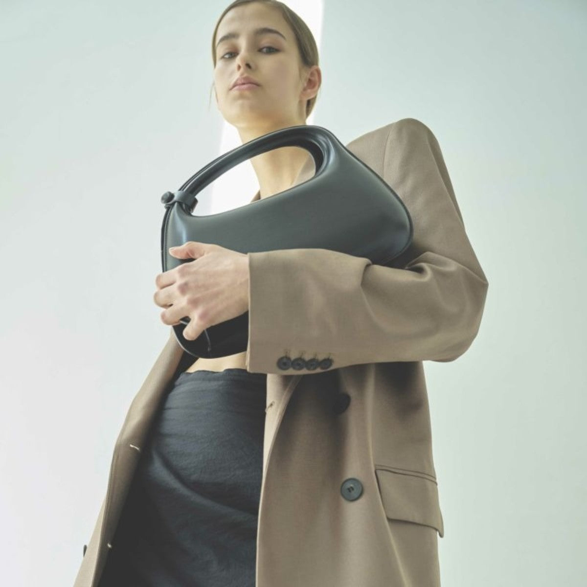 LE VERNIS Poire ornement bag ル・ベルニ ポワール オーナメント バッグ 242-210522【レディース ショルダーバッグ ユニークシルエット おしゃれデザイン 自立バッグ スマホ収納OK 取り外しショルダー 25SS】