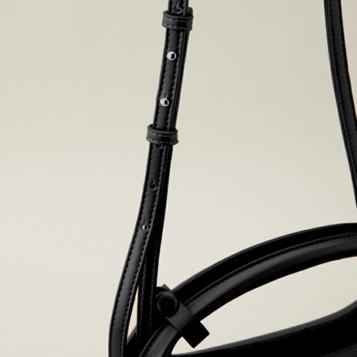 LE VERNIS Poire ornement bag ル・ベルニ ポワール オーナメント バッグ 242-210522【レディース ショルダーバッグ ユニークシルエット おしゃれデザイン 自立バッグ スマホ収納OK 取り外しショルダー 25SS】