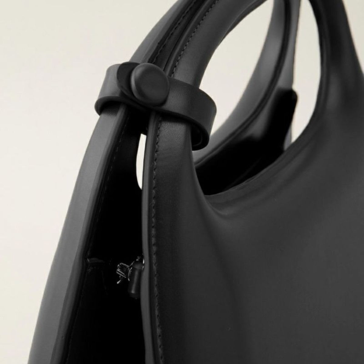LE VERNIS Poire ornement bag ル・ベルニ ポワール オーナメント バッグ 242-210522【レディース ショルダーバッグ ユニークシルエット おしゃれデザイン 自立バッグ スマホ収納OK 取り外しショルダー 25SS】