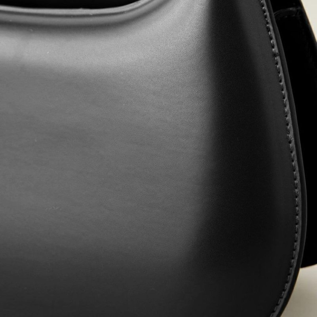 LE VERNIS Poire ornement bag ル・ベルニ ポワール オーナメント バッグ 242-210522【レディース ショルダーバッグ ユニークシルエット おしゃれデザイン 自立バッグ スマホ収納OK 取り外しショルダー 25SS】