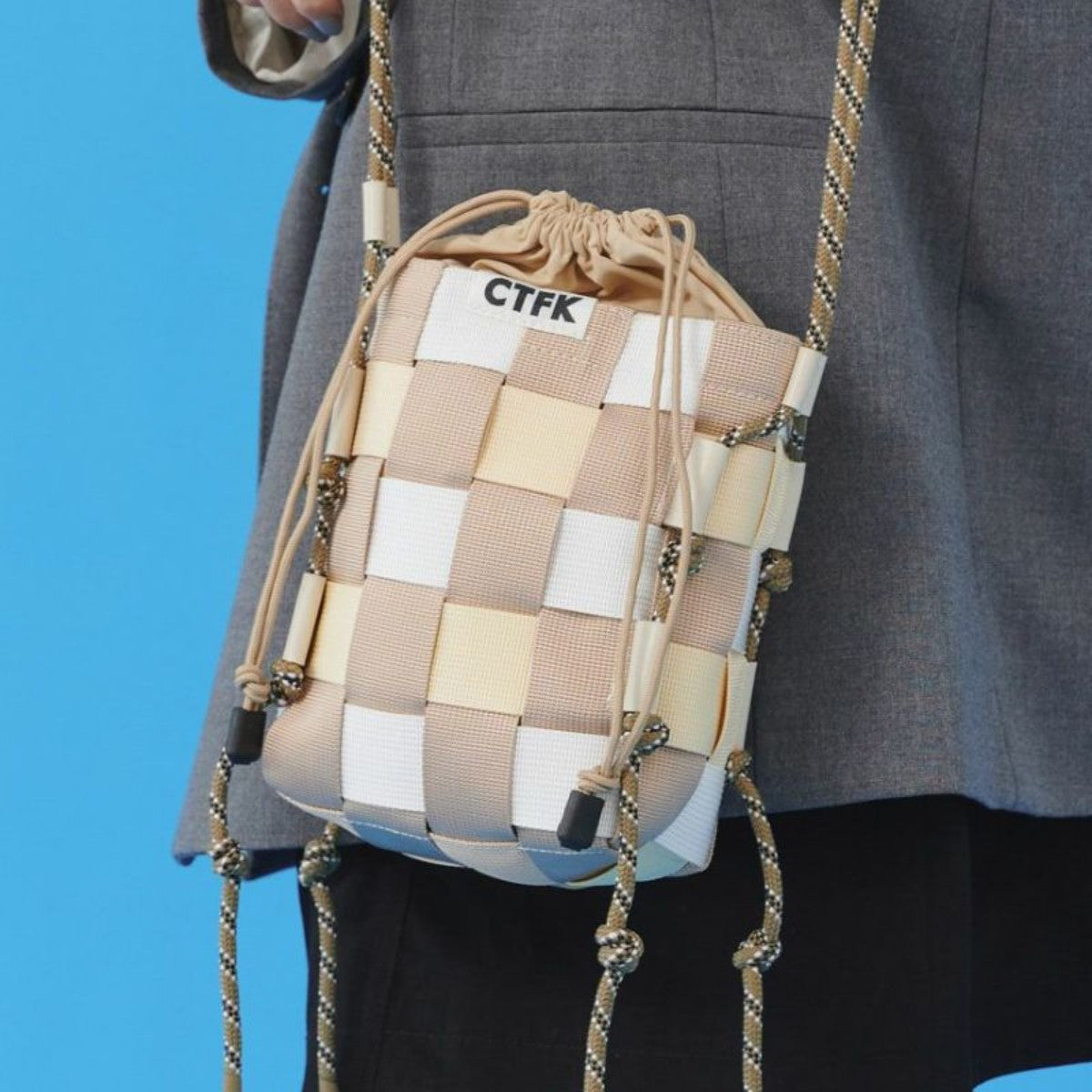 CONTROL FREAK TAPE WOVEN SHOULDER コントロールフリーク テープウーブンショルダー 245-120506【レディース ミニバッグ ショルダーバッグ 巾着 格子状 旅行 25SS】