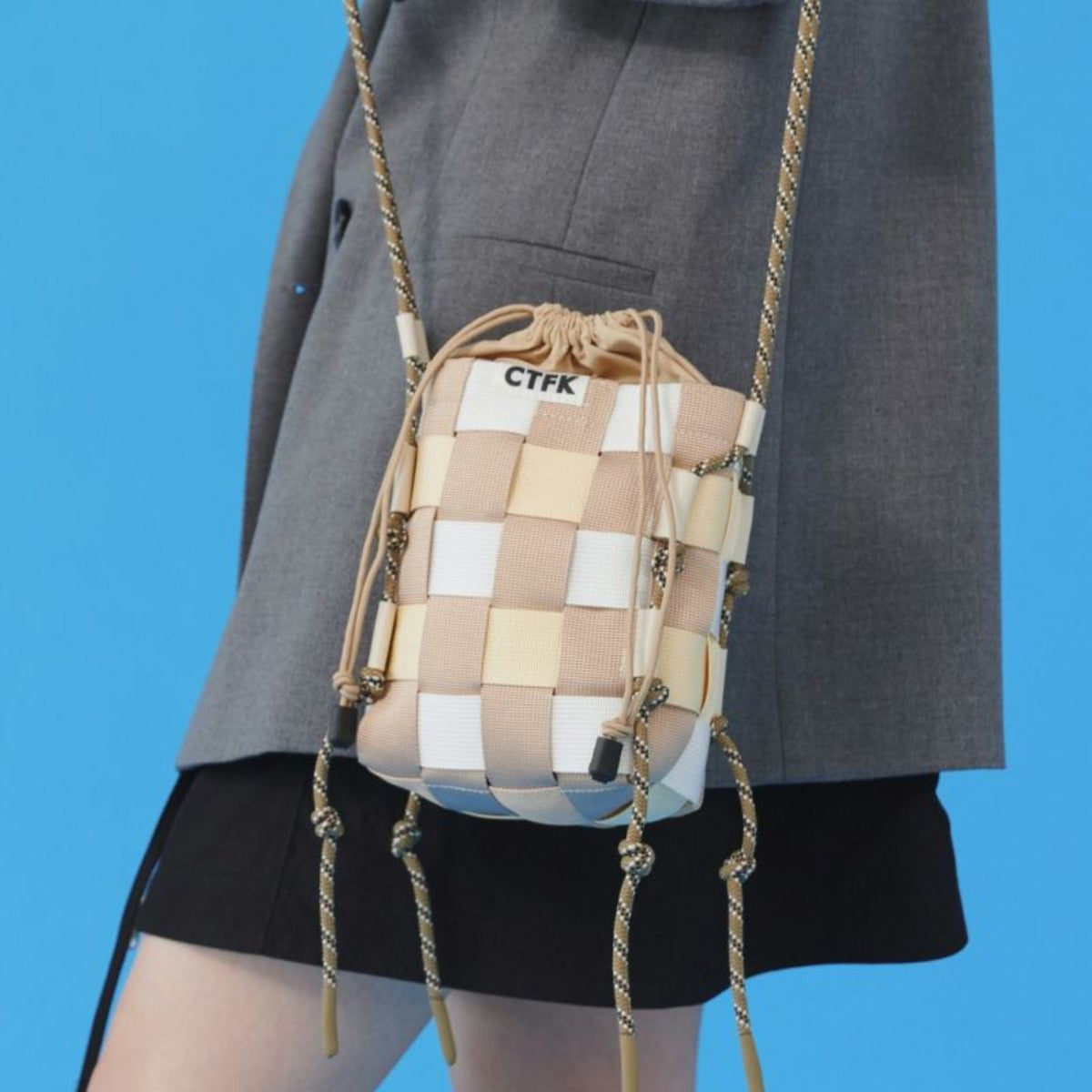 CONTROL FREAK TAPE WOVEN SHOULDER コントロールフリーク テープウーブンショルダー 245-120506【レディース ミニバッグ ショルダーバッグ 巾着 格子状 旅行 25SS】