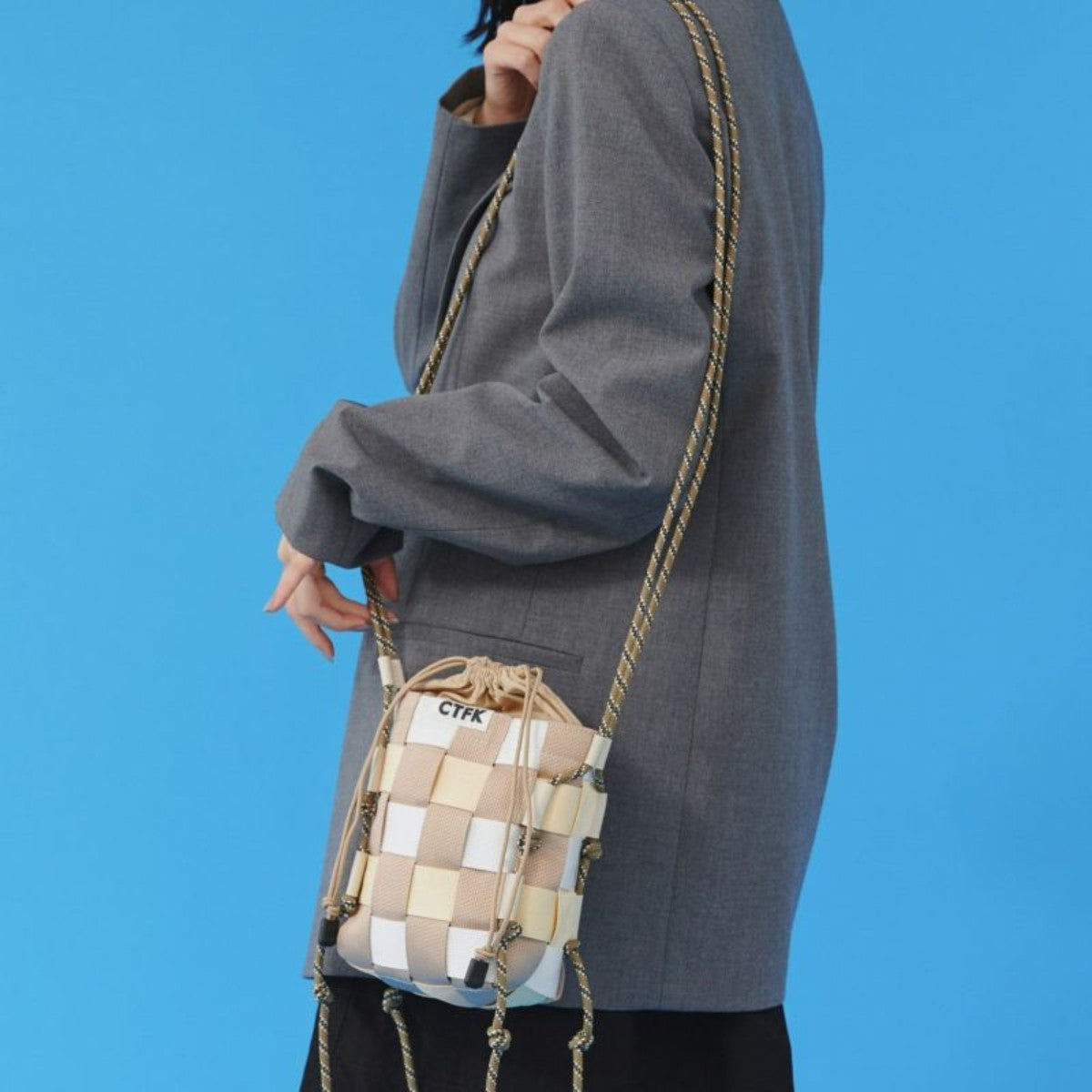 CONTROL FREAK TAPE WOVEN SHOULDER コントロールフリーク テープウーブンショルダー 245-120506【レディース ミニバッグ ショルダーバッグ 巾着 格子状 旅行 25SS】