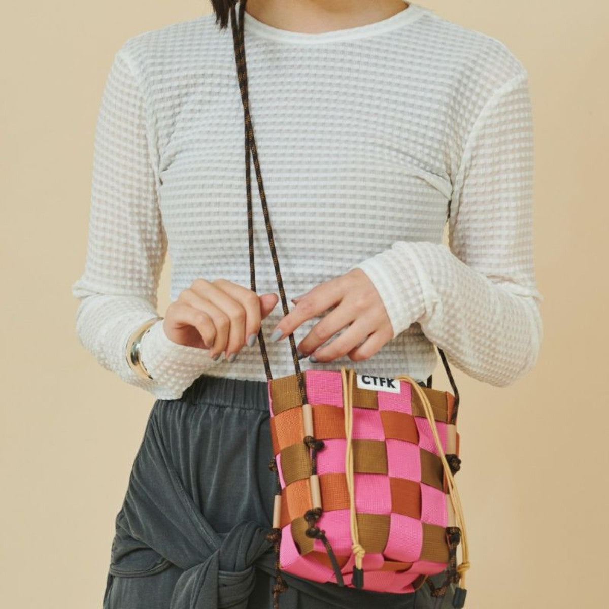 CONTROL FREAK TAPE WOVEN SHOULDER コントロールフリーク テープウーブンショルダー 245-120506【レディース ミニバッグ ショルダーバッグ 巾着 格子状 旅行 25SS】