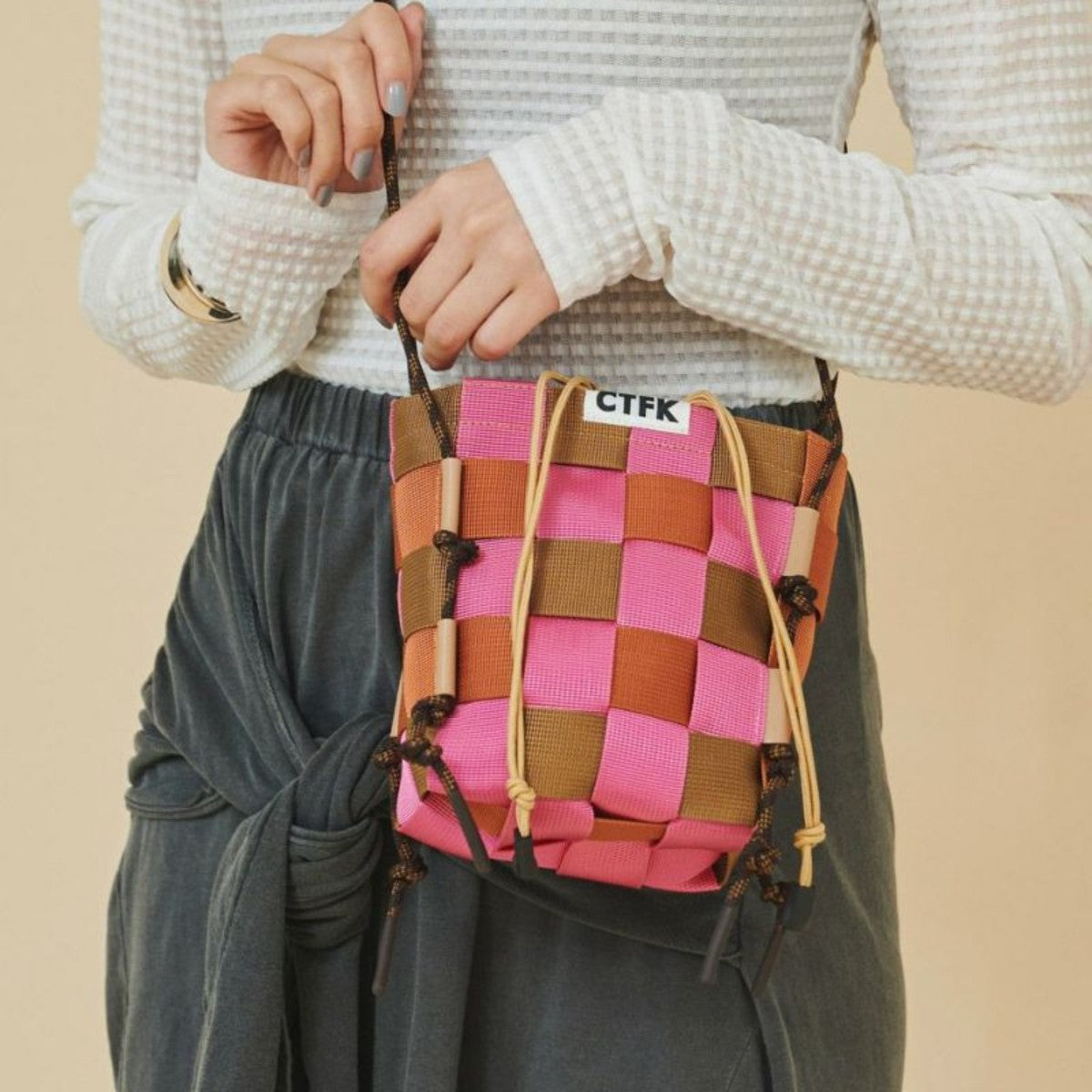 CONTROL FREAK TAPE WOVEN SHOULDER コントロールフリーク テープウーブンショルダー 245-120506【レディース ミニバッグ ショルダーバッグ 巾着 格子状 旅行 25SS】