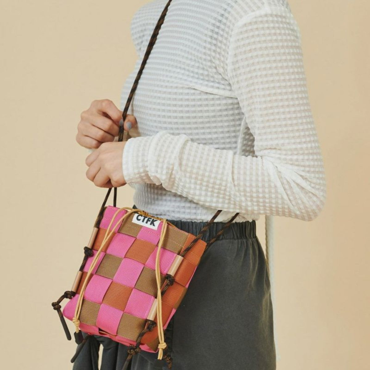 CONTROL FREAK TAPE WOVEN SHOULDER コントロールフリーク テープウーブンショルダー 245-120506【レディース ミニバッグ ショルダーバッグ 巾着 格子状 旅行 25SS】