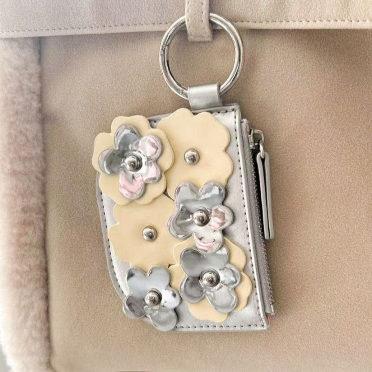 Casselini Flower Motif Coin Case キャセリーニ フラワーモチーフコインケース 252-110607【レディース コインケース カード入れ カラビナ チャーム 25FW】