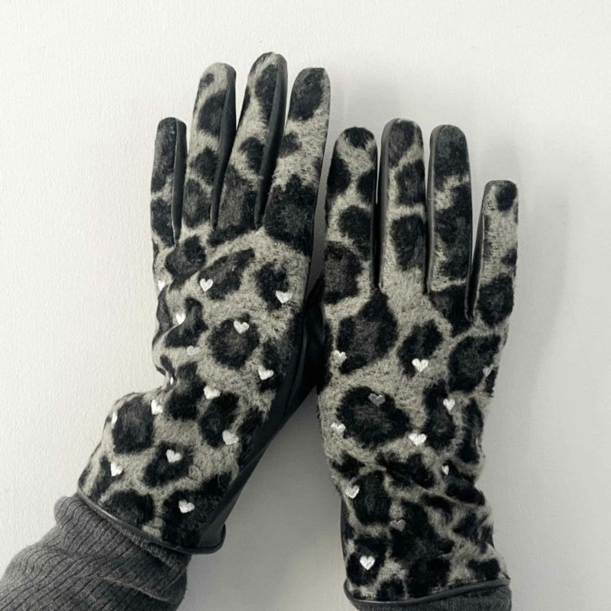 Casselini Embroidered Motif Gloves キャセリーニ モチーフ刺繍手袋 252-112202【レディース 手袋 レディース スマホ対応 防寒 刺繍 秋冬 25FW】
