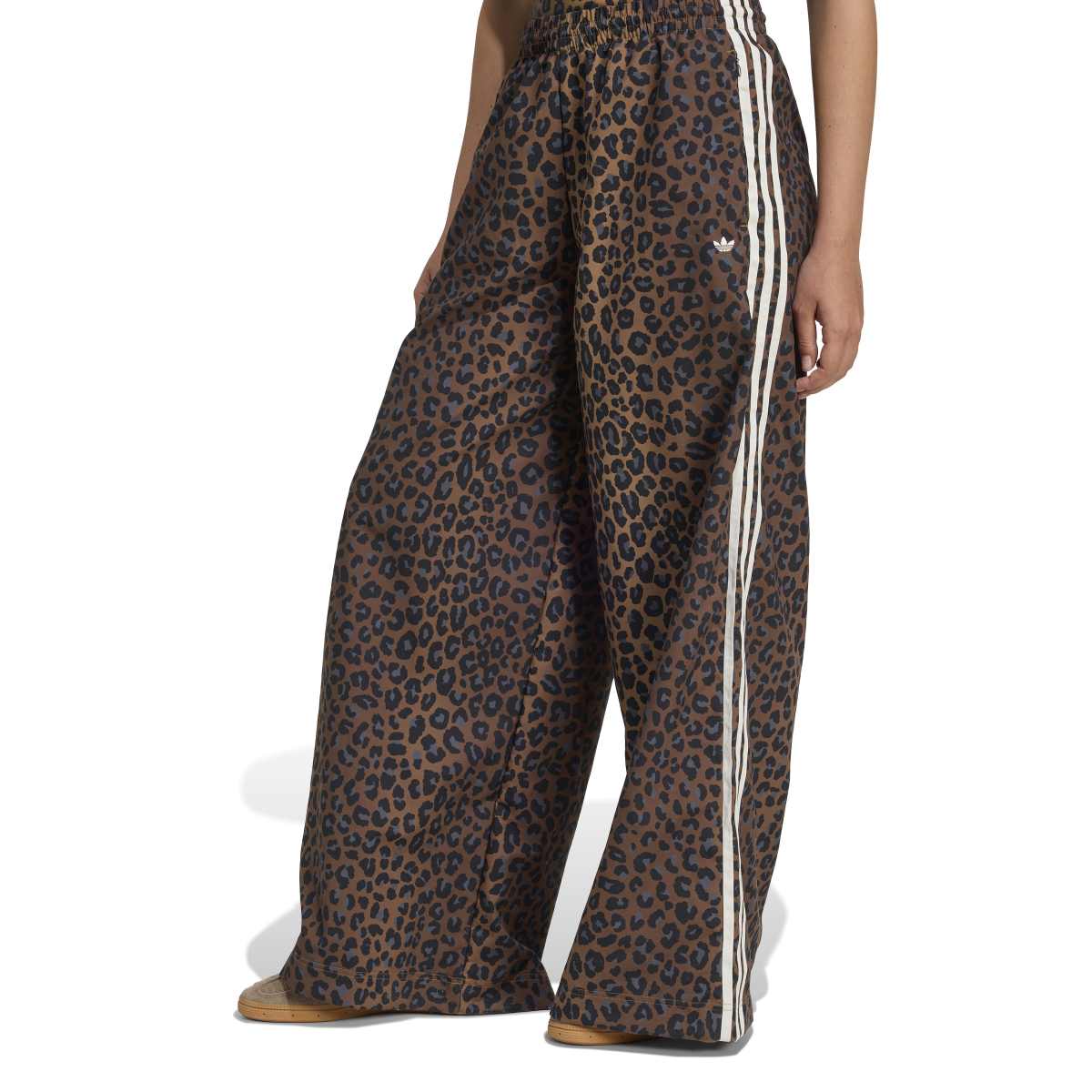 adidas Originals LEOPARD FIREBIRD OVERSIZED TRACKPANT アディダスオリジナルス レオパード ファイヤーバード オーバーサイズ トラックパンツ JZS90【レディース トラックパンツ スリーストライプ ウエストゴム ルーズフィット 25FW】