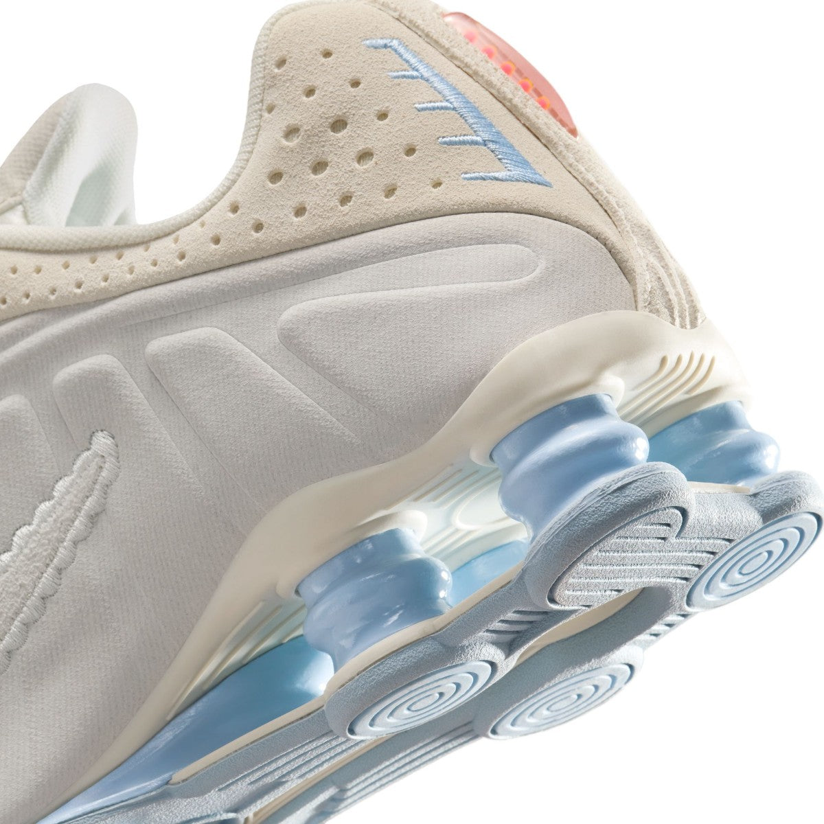NIKE Wmns Shox R4 SE ナイキ ウィメンズ ショックス R4 SE IH3572-110【レディース スニーカー ローカット クッション性 レディース 25FW】
