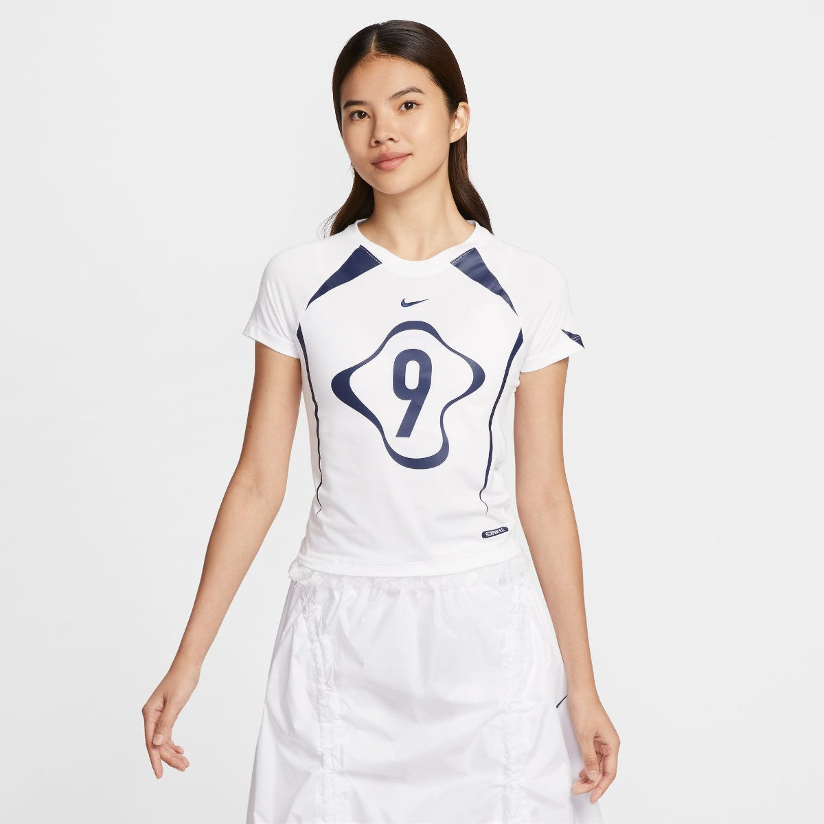 NIKE Women's NSW Chill Knit Graphic T-Shirt ナイキ ウィメンズ NSW チル ニット グラフィック Tシャツ II1950【レディース 半袖Tシャツ ジャージー素材 スリムフィット ラグラン ストレッチ素材 洗濯機OK 25FW】