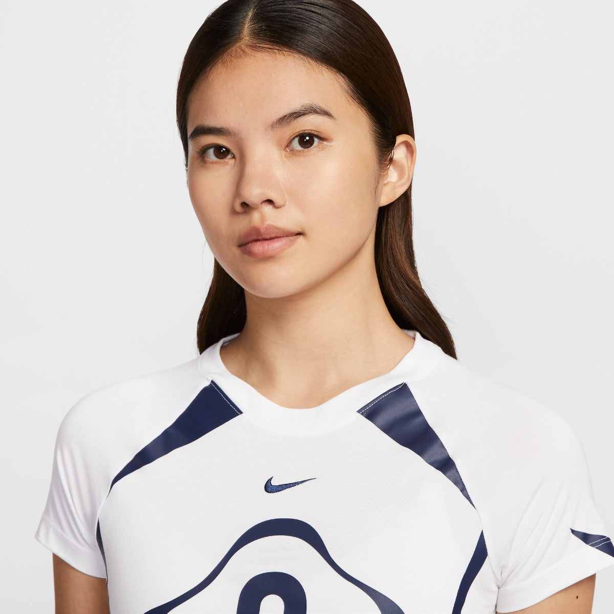 NIKE Women's NSW Chill Knit Graphic T-Shirt ナイキ ウィメンズ NSW チル ニット グラフィック Tシャツ II1950【レディース 半袖Tシャツ ジャージー素材 スリムフィット ラグラン ストレッチ素材 洗濯機OK 25FW】