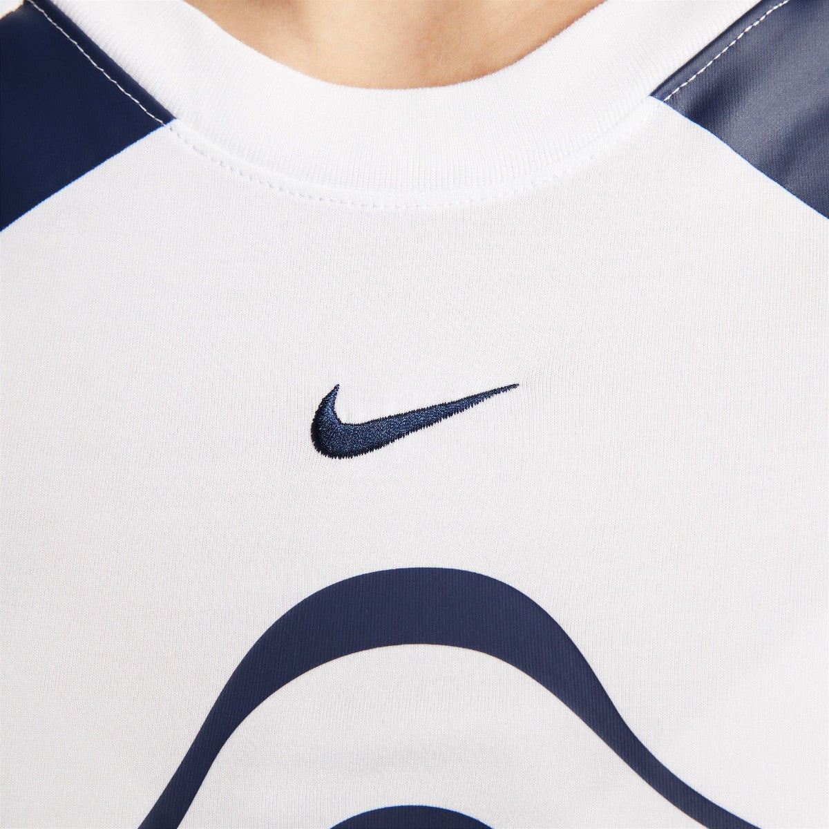 NIKE Women's NSW Chill Knit Graphic T-Shirt ナイキ ウィメンズ NSW チル ニット グラフィック Tシャツ II1950【レディース 半袖Tシャツ ジャージー素材 スリムフィット ラグラン ストレッチ素材 洗濯機OK 25FW】