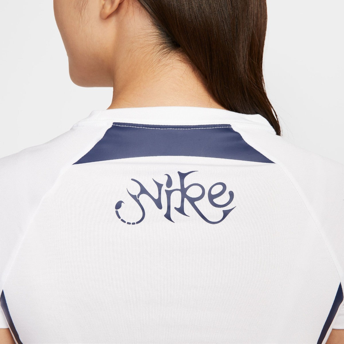 NIKE Women's NSW Chill Knit Graphic T-Shirt ナイキ ウィメンズ NSW チル ニット グラフィック Tシャツ II1950【レディース 半袖Tシャツ ジャージー素材 スリムフィット ラグラン ストレッチ素材 洗濯機OK 25FW】