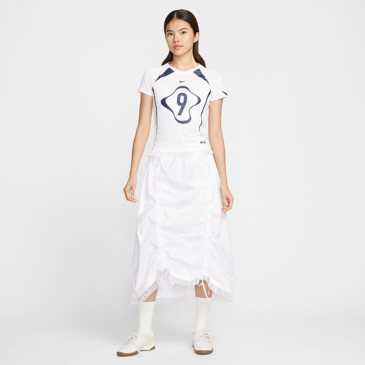 NIKE Women's NSW Chill Knit Graphic T-Shirt ナイキ ウィメンズ NSW チル ニット グラフィック Tシャツ II1950【レディース 半袖Tシャツ ジャージー素材 スリムフィット ラグラン ストレッチ素材 洗濯機OK 25FW】