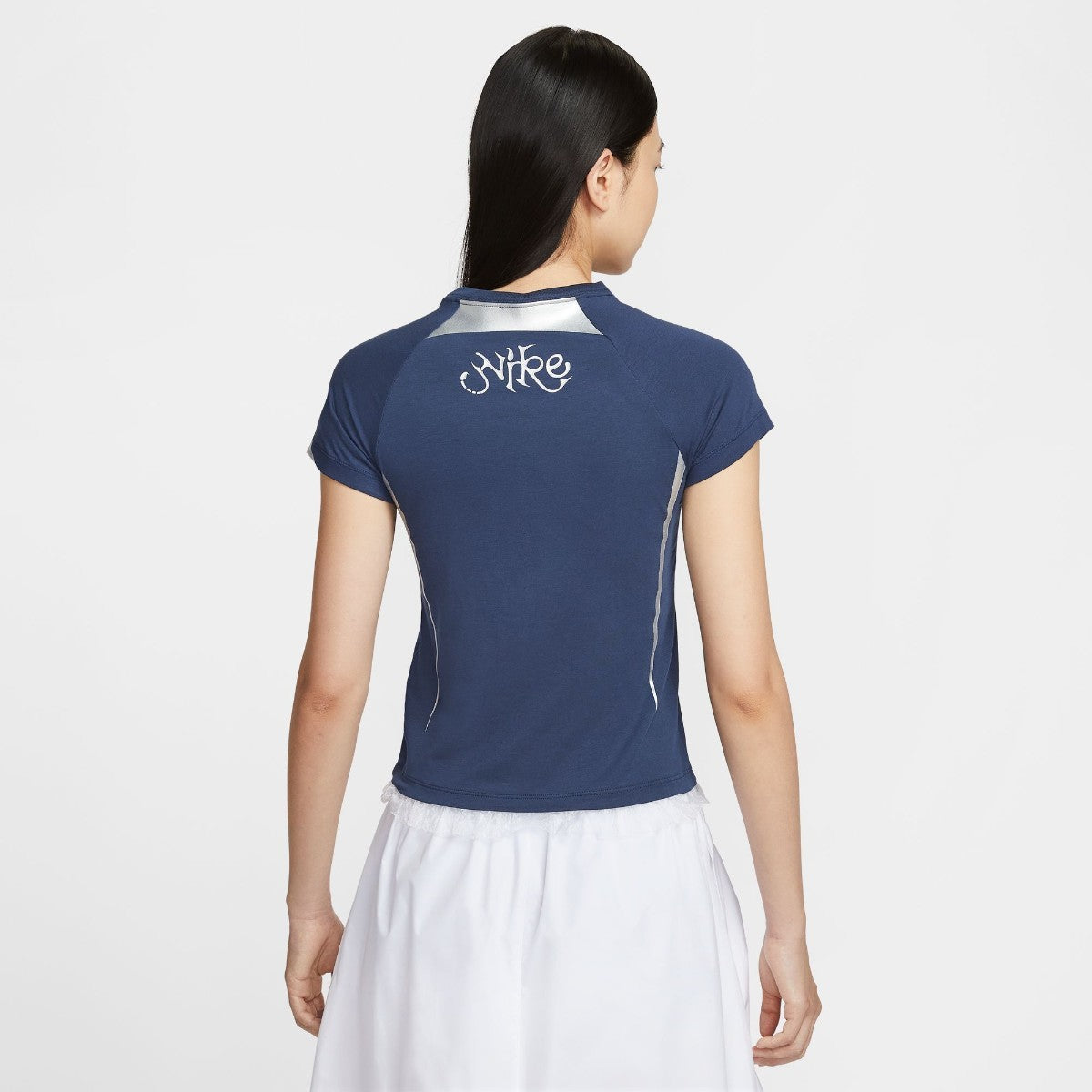 NIKE Wmns NSW Chill Knit Graphic T-Shirt ナイキ ウィメンズ NSW チル ニット グラフィック Tシャツ II1950【レディース 半袖Tシャツ ラグラン グラフィック タイト スリムフィット 25FW】