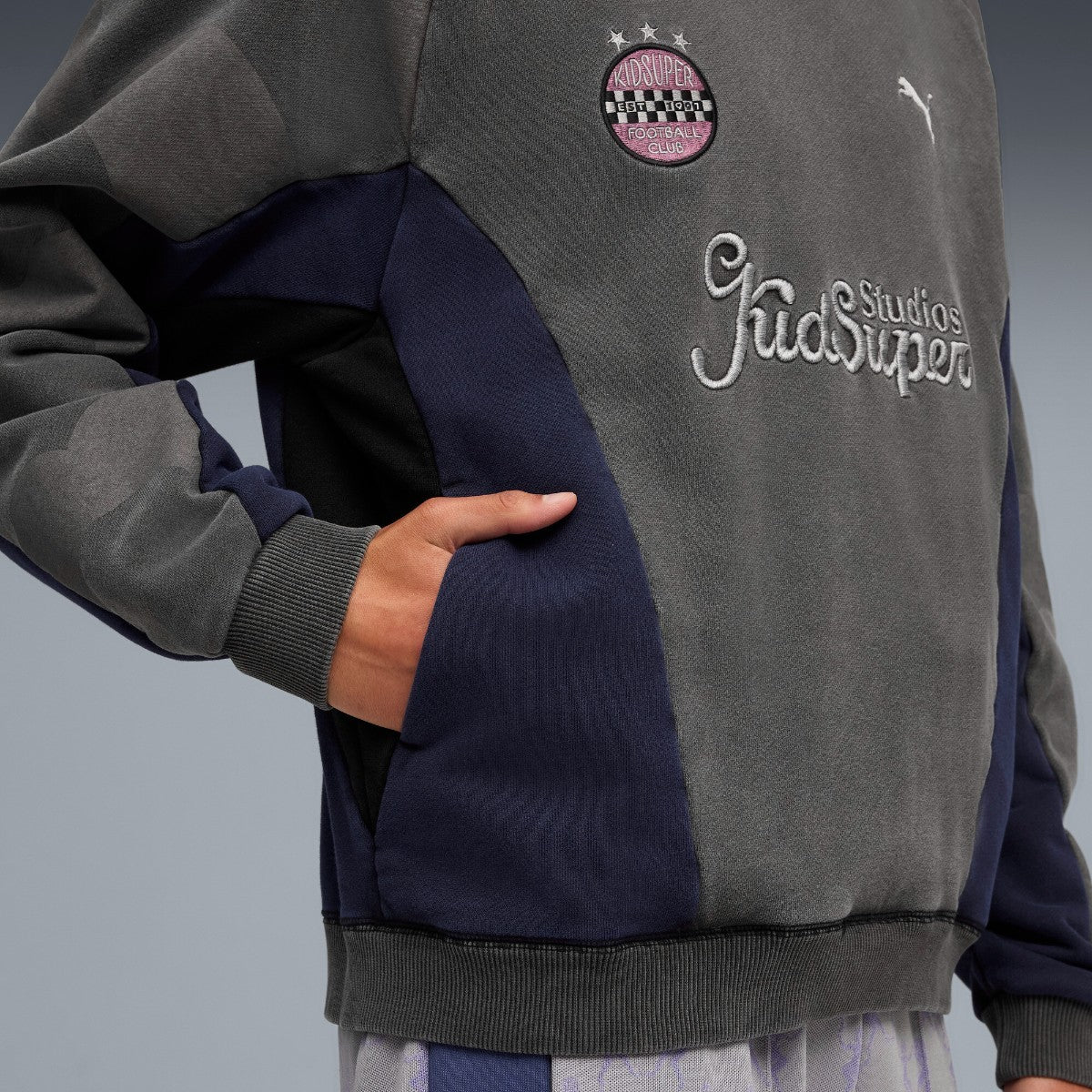 PUMA PUMA x KIDSUPER CREW プーマ プーマ x キッドスーパー クルー 632364【メンズ トップス クルーネック オーバーサイズ スポーツウェア コラボ 25FW】