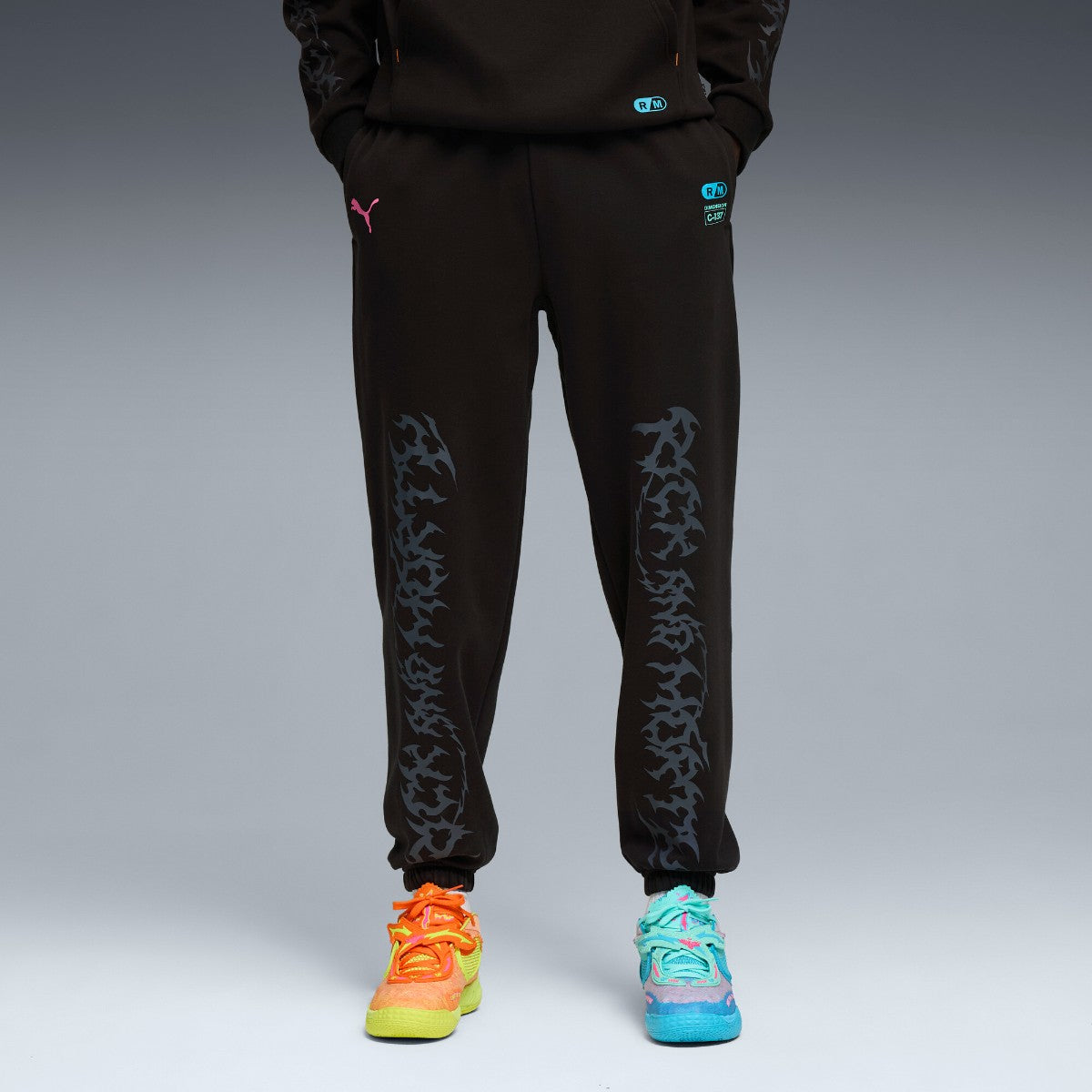 PUMA HOOPS x RICK AND MORTY SWEATPANTS プーマ Hoops x リック アンド モーティー スウェットパンツ 633095【メンズ スウェット パンツ ロゴ コラボ 25FW】