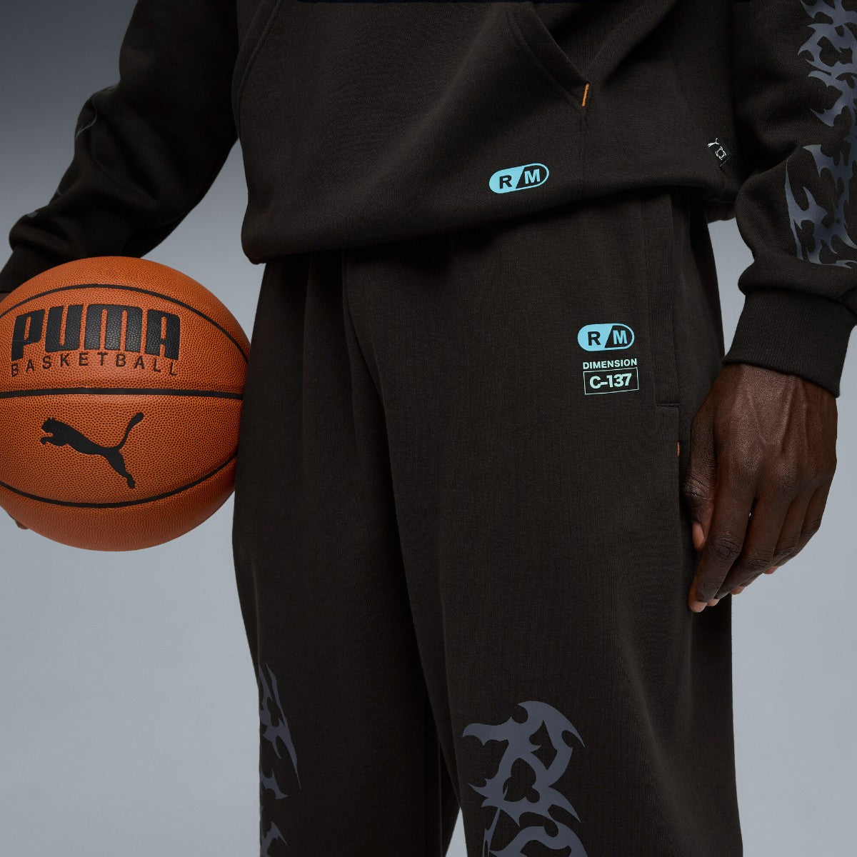 PUMA HOOPS x RICK AND MORTY SWEATPANTS プーマ Hoops x リック アンド モーティー スウェットパンツ 633095【メンズ スウェット パンツ ロゴ コラボ 25FW】